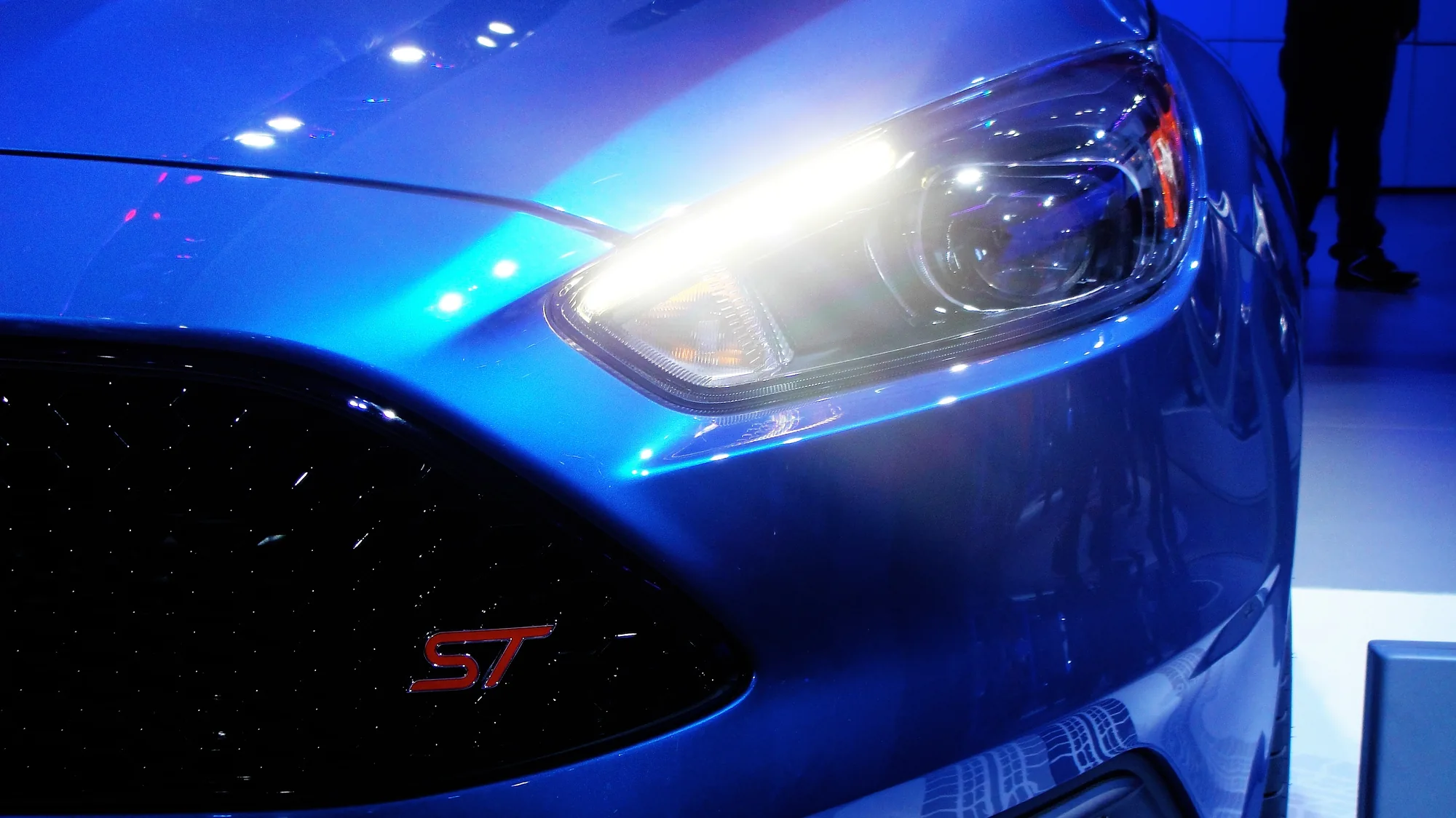 Close-up of the headlamp on a blue vehicle